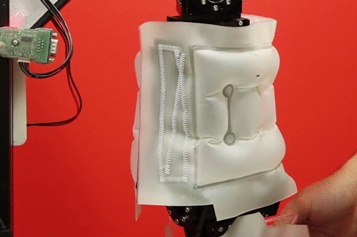 Animation showing a person squeeze an airbubble that is mounted onto the robot arm.